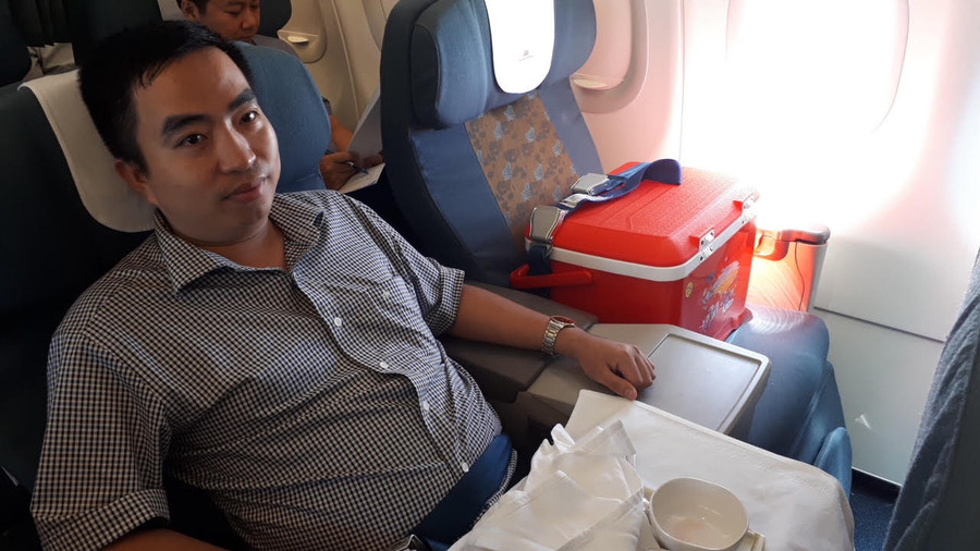 Thần tốc vận chuyển quả tim của người hiến tạng lên máy bay đưa về Huế