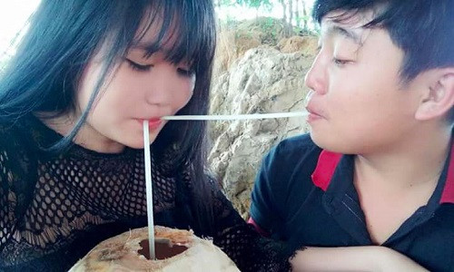 Uống dừa kiểu tình nhân.