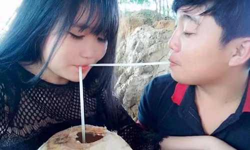 Uống dừa kiểu tình nhân.