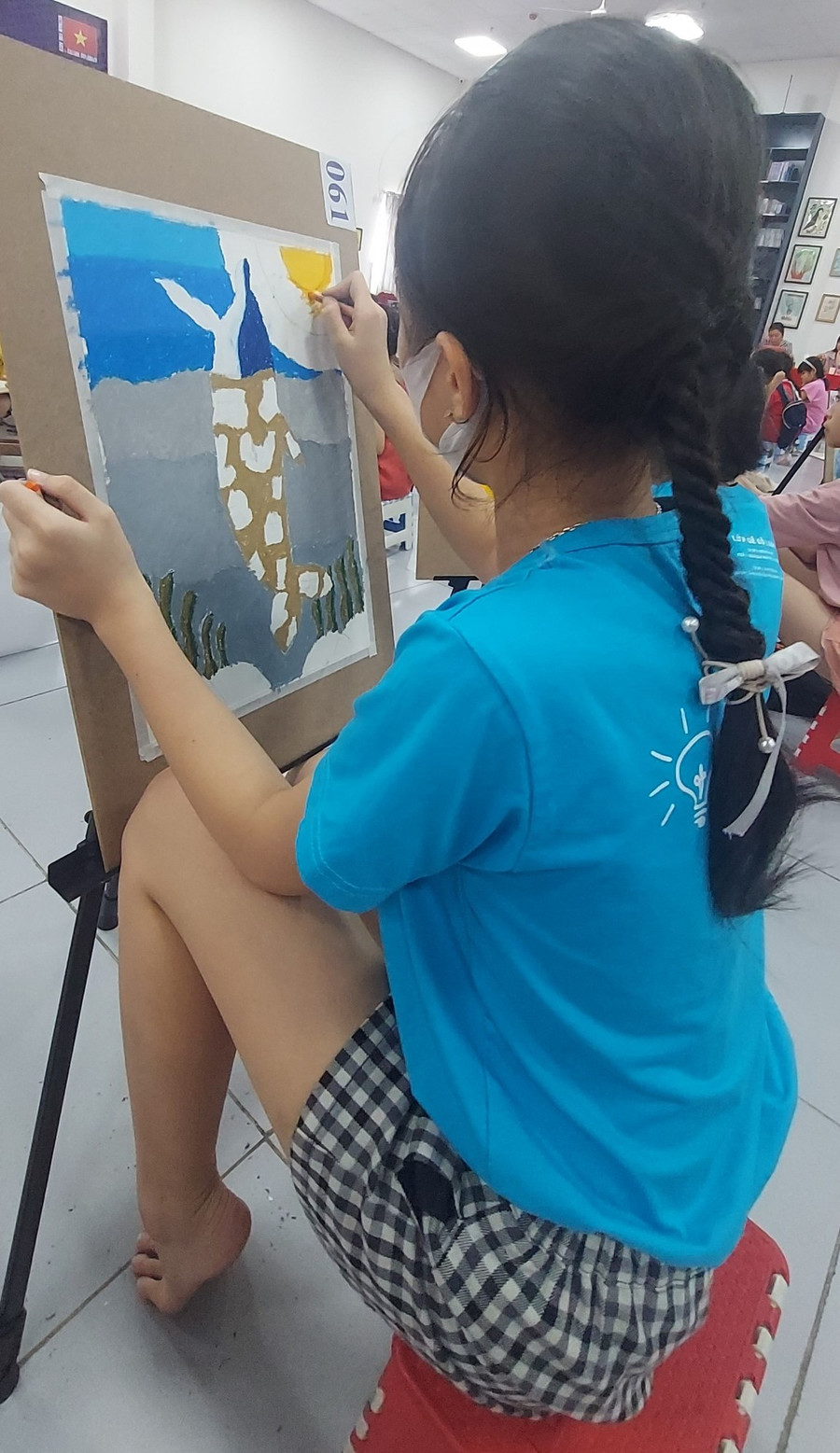 Các &quot;họa sĩ nhí&quot; được thoải mái thể hiện góc nhìn của mình về cuộc sống xung quanh. Ảnh: Bình Thanh