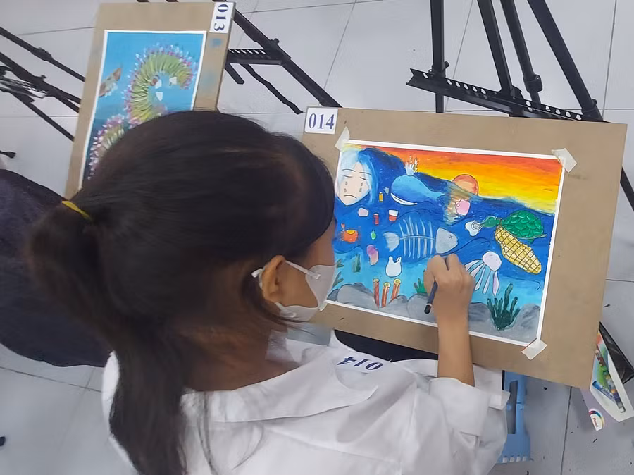 Cuộc thi vẽ tranh "Những sắc màu cuộc sống" lần 2 thu hút sự quan tâm của đông đảo học sinh Hà Nội. Ảnh: Bình Thanh