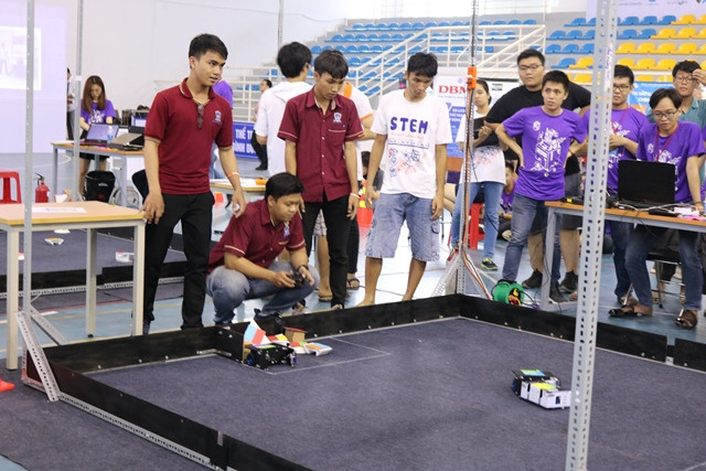Các đội robocon của sinh viên ĐH Nguyễn Tất Thành tranh tài tại vòng loại VGU Robocon 2019: Battle Mining