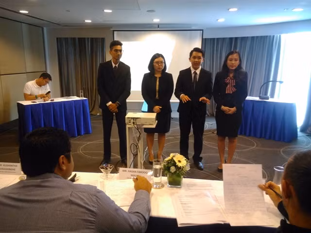 Các SV trường ĐH RMIT TPHCM thực hiện bài thuyết trình bằng tiếng Anh trước ban giám khảo