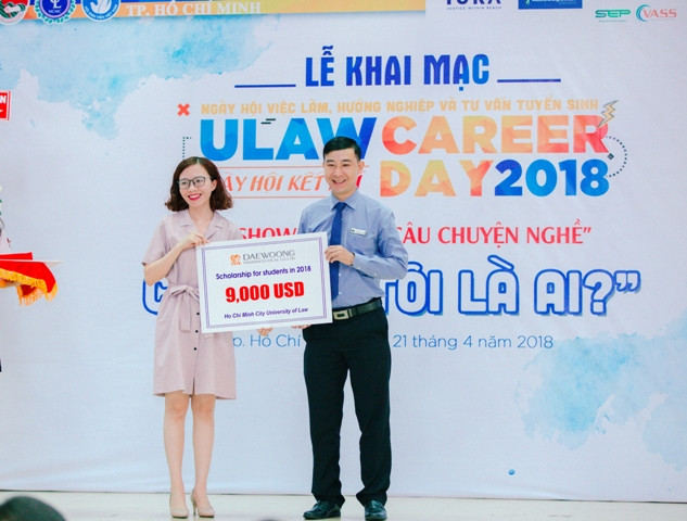 Trường ĐH Luật tiếp nhận học bổng của doanh nghiệp cho sinh viên từ ngày hội Trường ĐH Luật tiếp nhận học bổng của doanh nghiệp cho sinh viên từ ngày hội