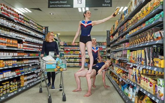 Chị đẹp... chị có quyền quyến rũ ngay cả đi siêu thị hình ảnh 2 chi dep... chi co quyen quyen ru ngay ca di sieu thi hinh anh 2