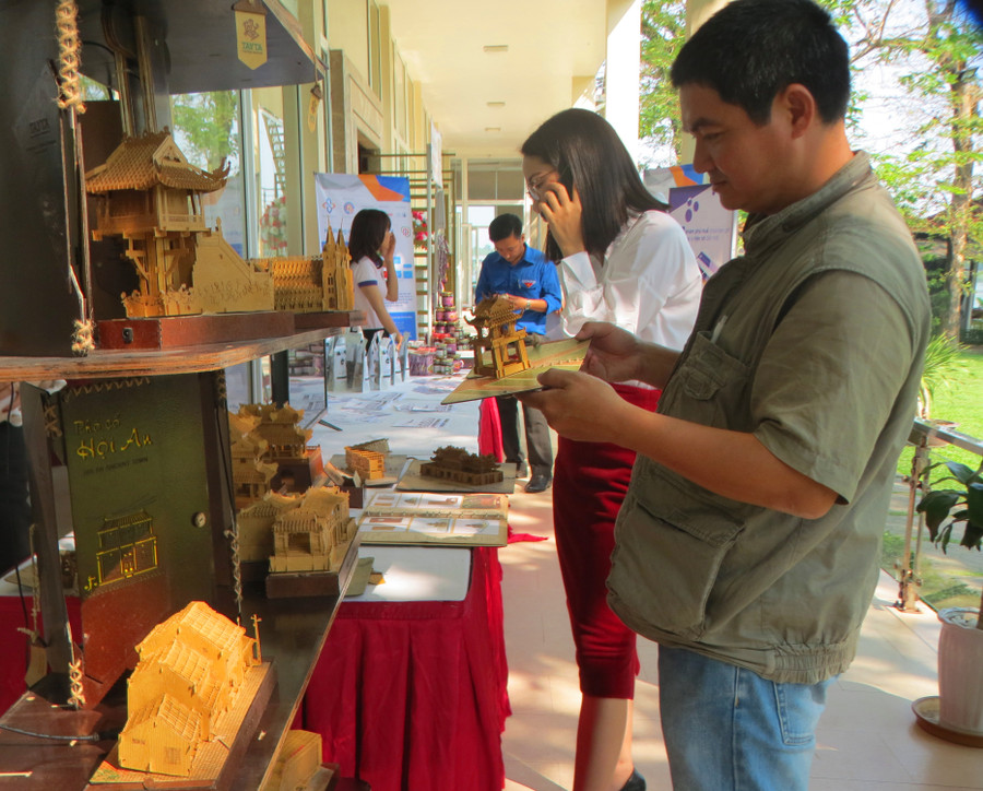 Nhiều sản phẩm hàng thủ công, mỹ nghệ được giới thiệu tại Diễn đàn Khởi nghiệp Đổi mới sáng tạo ở Huế