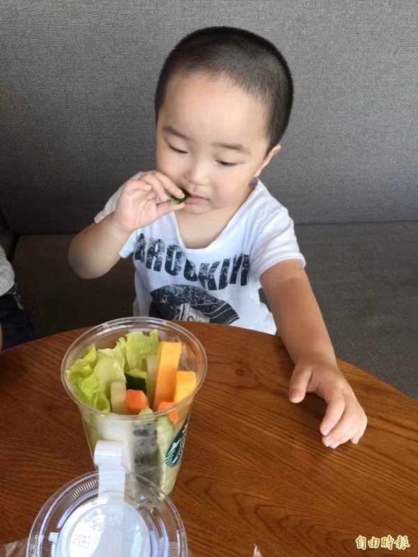 3 thói quen ăn uống hằng ngày âm thầm lấy đi sự thông minh của con trẻ mà nhiều bố mẹ vô tình bỏ qua - Ảnh 2.