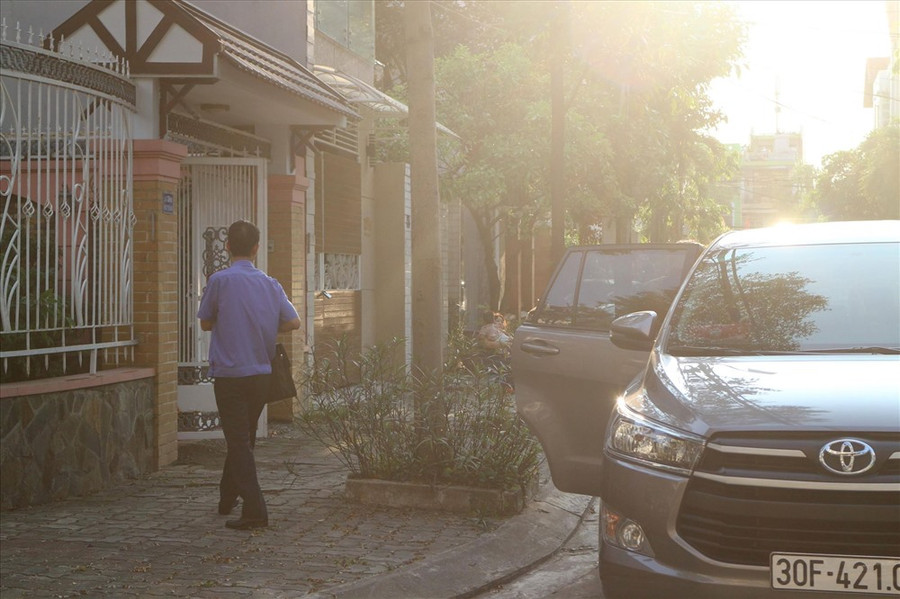 Lực lượng chức năng đến khám xét tư gia bà Nguyễn Thị Thu Hà Lực lượng chức năng đến khám xét tư gia bà Nguyễn Thị Thu Hà