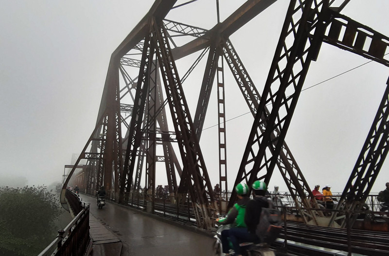 Tại khu vực cầu Long Biên, lớp sương mù dày không thể nhìn được sang phía bên kia cầu