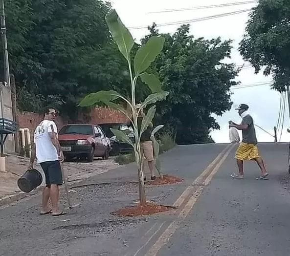 Cảnh báo ổ gà. Cảnh báo ổ gà.