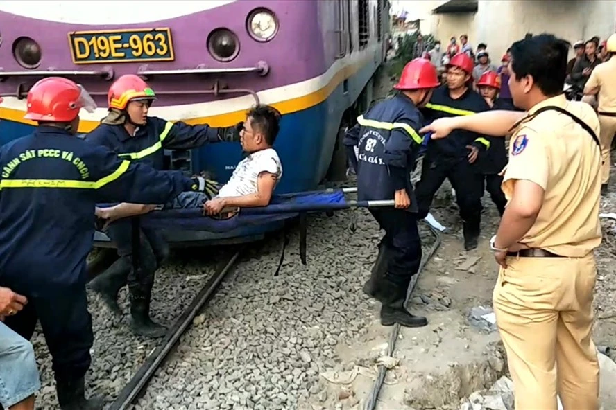 Nạn nhân được giải cứu thành công sau pha thoát chết hy hữu khi bị tàu hỏa cuốn vào gầm. Ảnh: T.S