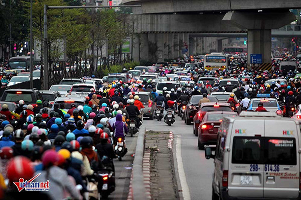 Cầu vượt Ngã Tư Sở hướng đi Nguyễn Trãi cứ giờ tan tầm là đông nghẹt. Ảnh: Đoàn Bổng Giám đốc Sở GTVT Hà Nội: Mua gà sống không cần đi xe máy