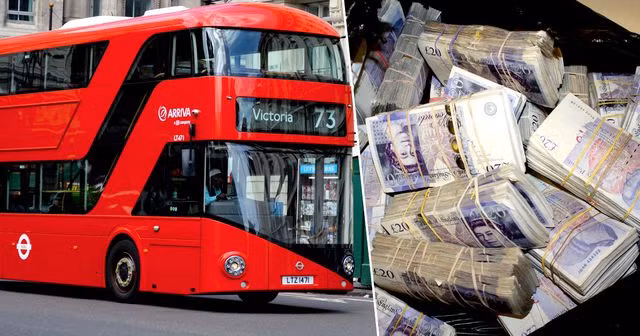 Một nhân viên vệ sinh đã nhặt được túi đựng hơn 9 tỷ đồng khi dọn dẹp xe buýt.