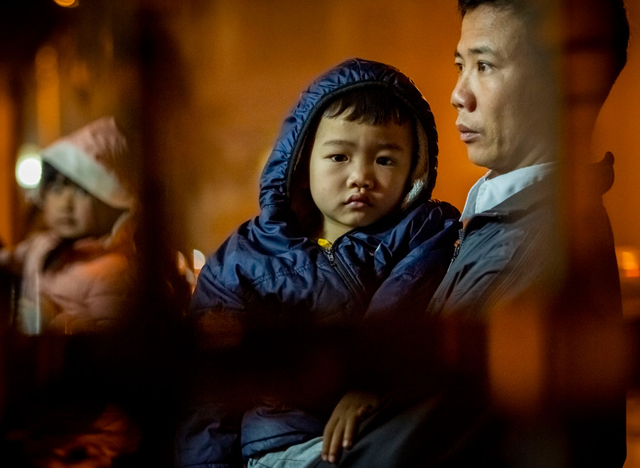 Vẻ mặt lo lắng của phụ huynh, vẻ mặt mệt mỏi của các trẻ nhỏ hiện rõ lên khuôn mặt