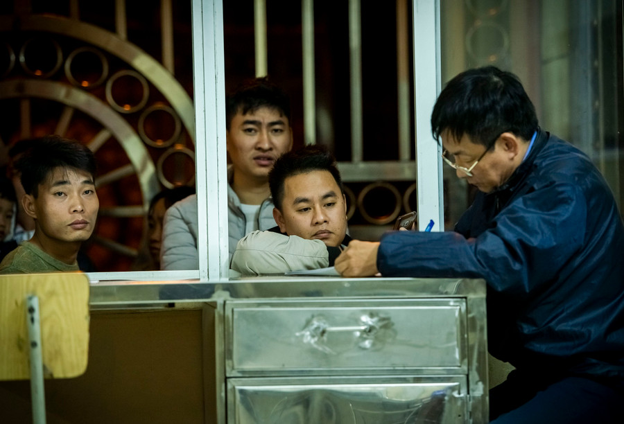 Phía bên ngoài vẫn còn rất đông những người đến đăng ký để xét nghiệm