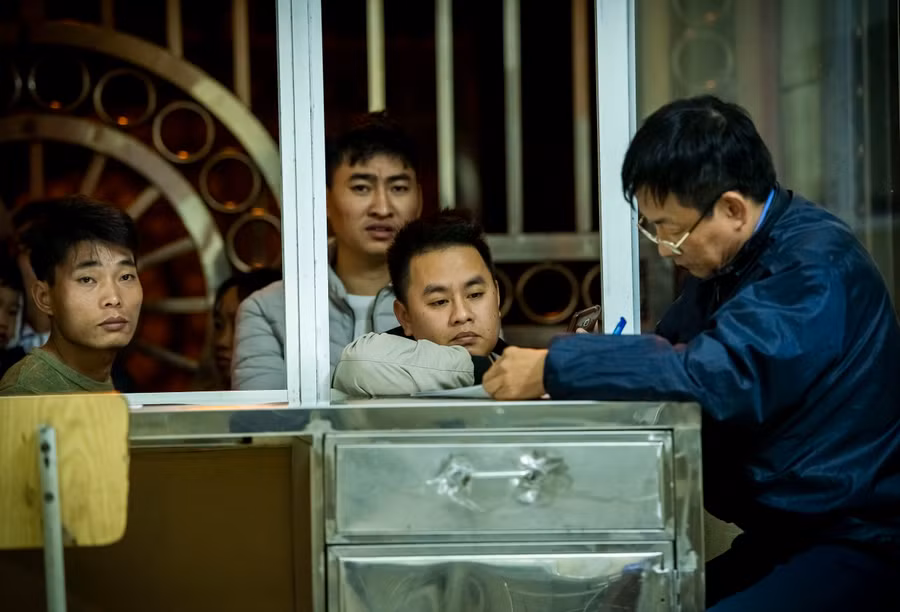 Phía bên ngoài vẫn còn rất đông những người đến đăng ký để xét nghiệm