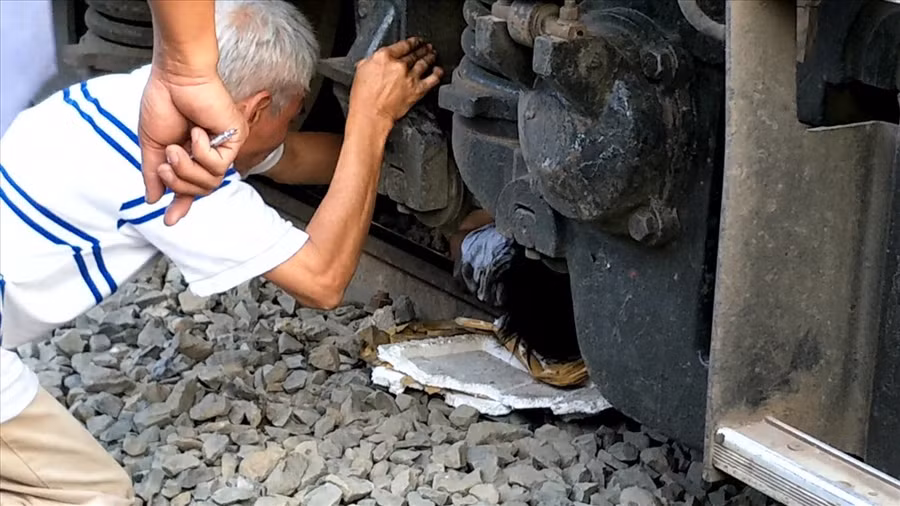 Nạn nhân bị kẹt dưới bánh tàu hỏa. Ảnh: T.S