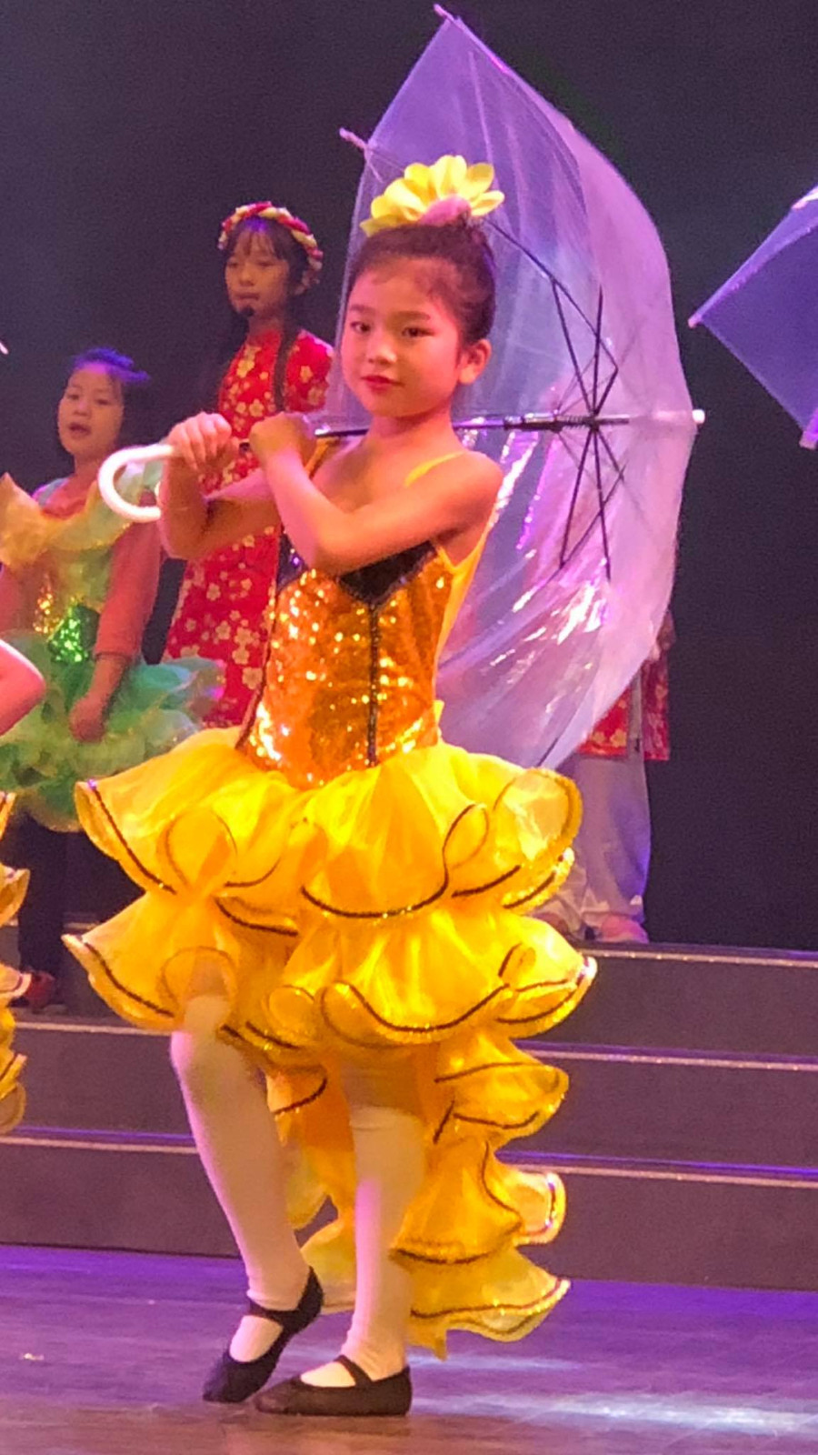 Bé Bảo Châu trong tiết mục múa ô trong chương trình “Mừng xuân cho em”. Ảnh: Hải Hà. Bé Bảo Châu trong tiết mục múa ô trong chương trình “Mừng xuân cho em”. Ảnh: Hải Hà.