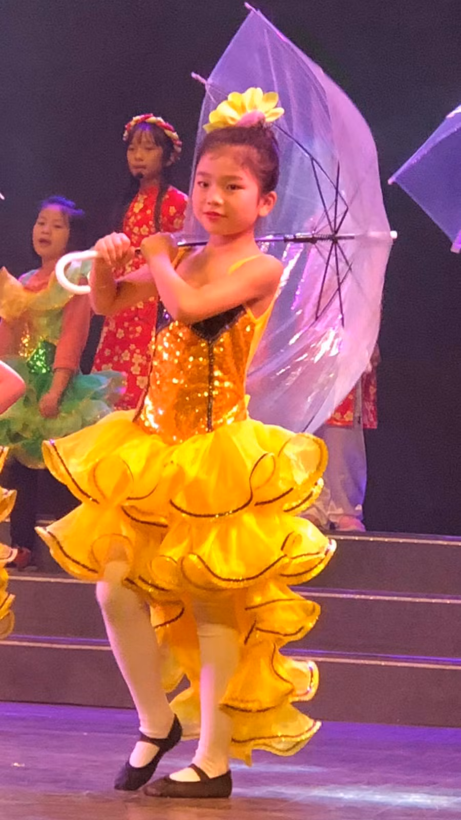 Bé Bảo Châu trong tiết mục múa ô trong chương trình “Mừng xuân cho em”. Ảnh: Hải Hà.