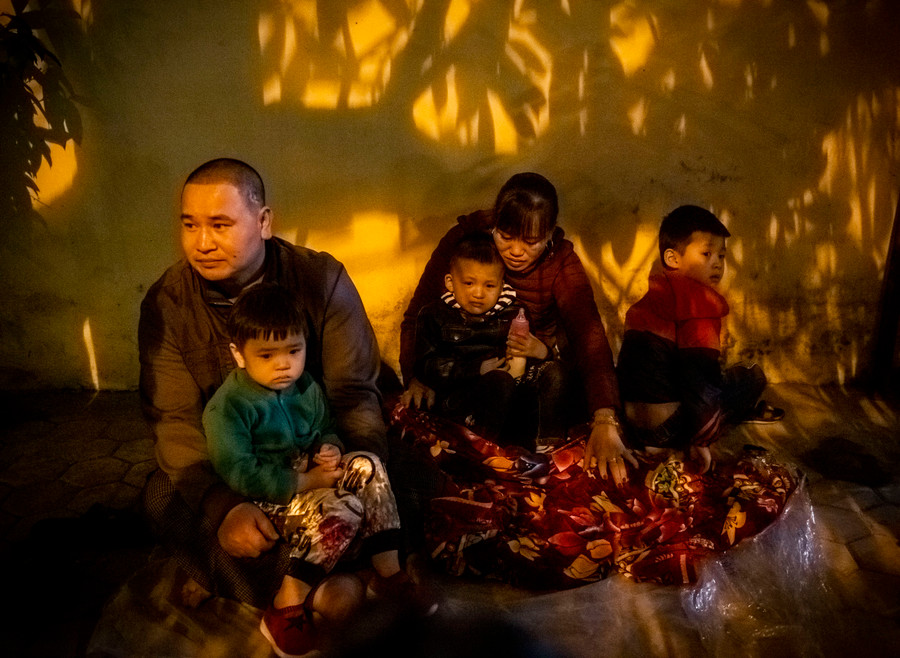 Nhiều gia đình đến sớm đã chuẩn bị cả chăn để đỡ lạnh