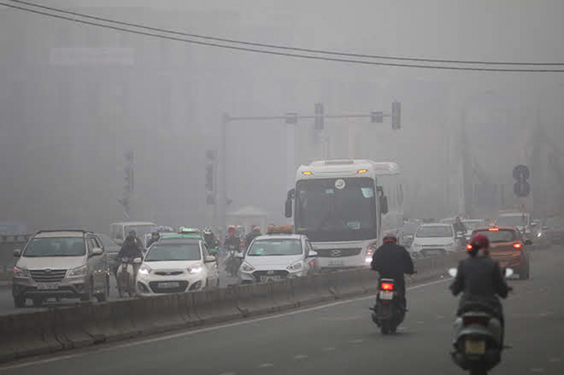 Không chỉ riêng khu vực nội thành, nhiều khu vực được đại lộ, quốc lộ tại Hà Nội cũng phủ lớp sương mù dày đặc