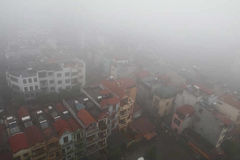 Những góc từ trên cao xuống, nhiều tuyến phố ở Hà Nội như ẩn mình trong lớp sương dày