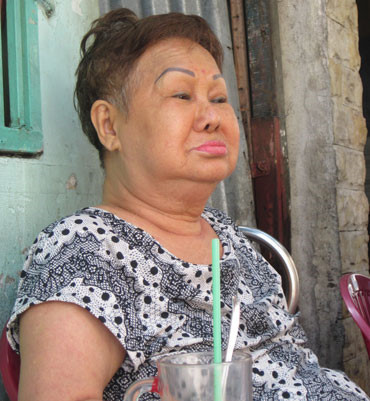 Người đàn bà cứ giao thừa lại đọc kinh kệ sám hối cho Năm Cam hình ảnh 1 nguoi dan ba cu giao thua lai doc kinh ke sam hoi cho nam cam hinh anh 1