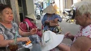 Người đàn bà cứ giao thừa lại đọc kinh kệ sám hối cho Năm Cam