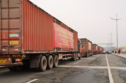 Xe container làm các thủ tục xuất nhập khẩu hàng hóa qua cầu Bắc Luân II. Ảnh:B.M Xe container làm các thủ tục xuất nhập khẩu hàng hóa qua cầu Bắc Luân II. Ảnh: B.M