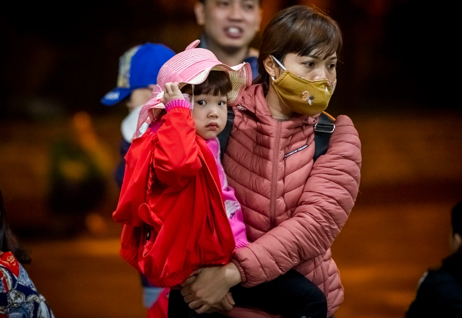 Chị Nguyễn Thị Hoa (Á Nữ, Đại Đồng, Thuận Thành) cho biết,Ở làng ai cũng lo lắng, sốt sắng cho cháu đi khám bệnh. Tôi cũng đọc đủ thông tin nên hôm nay quyết định đưa cháu đi, hôm qua cũng có đoàn về chỗ tôi khám bệnh nhưng quả thực chúng tôi mất lòng tin rồi, giờ không biết tin vào ai nữa, không biết họ về khám có trả đúng kết quả không.
