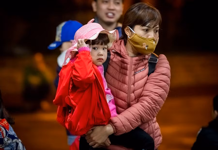 Chị Nguyễn Thị Hoa (Á Nữ, Đại Đồng, Thuận Thành) cho biết,Ở làng ai cũng lo lắng, sốt sắng cho cháu đi khám bệnh. Tôi cũng đọc đủ thông tin nên hôm nay quyết định đưa cháu đi, hôm qua cũng có đoàn về chỗ tôi khám bệnh nhưng quả thực chúng tôi mất lòng tin rồi, giờ không biết tin vào ai nữa, không biết họ về khám có trả đúng kết quả không.