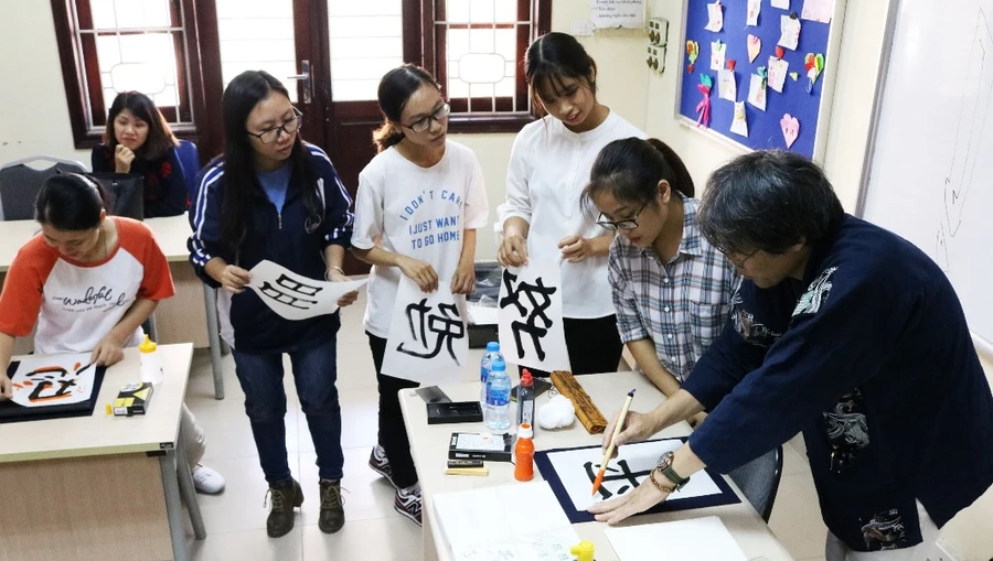 Sinh viên ngành Nhật Bản học Trường ĐHKHXH&NV được giáo sư Nhật Bản hướng dẫn về thư pháp