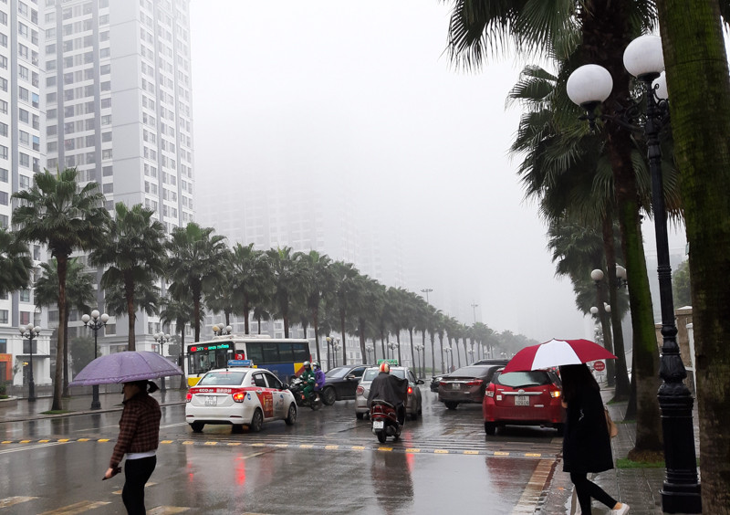Sáng sớm sương mù dày đặc khiến nhiều người ra ngoài phải mang theo ô, áo mưa để tránh bị ẩm, ướt