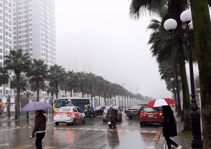 Sáng sớm sương mù dày đặc khiến nhiều người ra ngoài phải mang theo ô, áo mưa để tránh bị ẩm, ướt