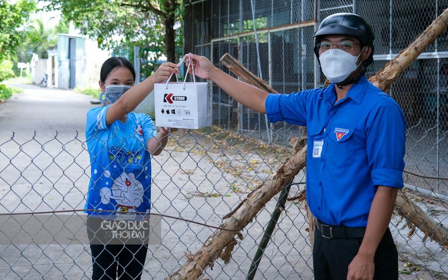 Kịp thời hỗ trợ thiết bị cho học sinh khó khăn trên địa bàn thành phố. Kịp thời hỗ trợ thiết bị cho học sinh khó khăn trên địa bàn thành phố.