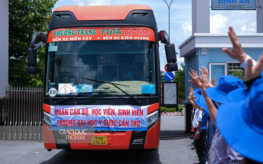Lãnh đạo thành phố và nhà trường tiễn đoàn công tác lên đường. Lãnh đạo thành phố và nhà trường tiễn đoàn công tác lên đường.