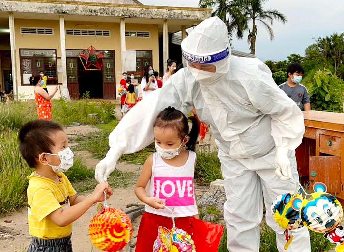 Nhân viên y tế tại Bệnh viện dã chiến Trường Quân sự tỉnh trao quà trung thu cho thiếu nhi (ảnh Quí Ngô)