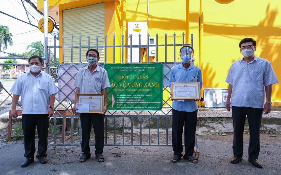 Lãnh đạo Quận ủy, UBND quận Bình Thuỷ (TP Cần Thơ) khen thưởng nóng cán bộ cao tuổi tích cực tham gia phòng chống dịch.
