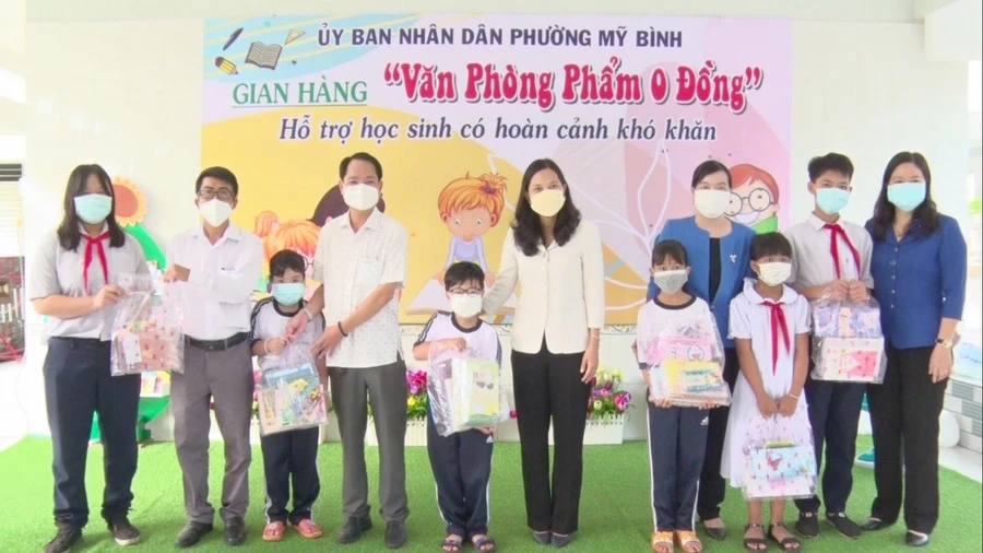 Lãnh đạo thành phố Long Xuyên trao quà cho học sinh có hoàn cảnh khó khăn trong buổi khai mạc “Gian hàng Văn phòng phẩm 0 đồng.