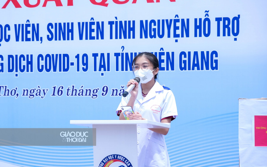 Thay mặt Đoàn công tác, sinh viên Đặng Phương Anh cam kết và thể hiện quyết tâm hỗ trợ tỉnh Kiên Giang phòng chống dịch Covid-19. Thay mặt Đoàn công tác, sinh viên Đặng Phương Anh cam kết và thể hiện quyết tâm hỗ trợ tỉnh Kiên Giang phòng chống dịch Covid-19.