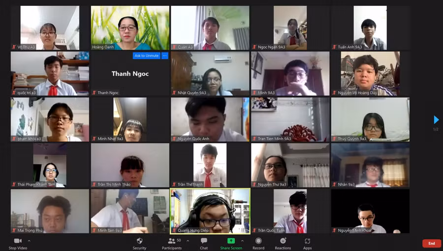 Thầy trò đều vui vẻ và trang phục chỉnh tề, gọn gàng... trong ngày tựu trường online đầu năm học mới.