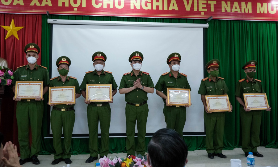 Thiếu tướng Lê Quốc Hùng, Thứ trưởng Bộ Công an trao tặng bằng khen cho tập thể, cá nhân Công an quận Bình Thủy. Thiếu tướng Lê Quốc Hùng, Thứ trưởng Bộ Công an trao tặng bằng khen cho tập thể, cá nhân Công an quận Bình Thủy.