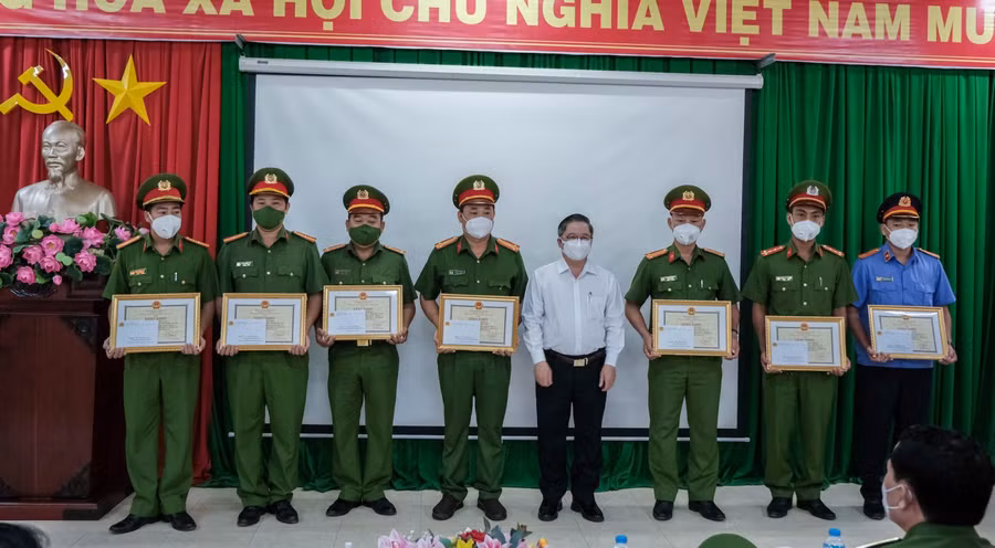 Lãnh đạo UBND TP Cần Thơ trao tặng Bằng khen cho Công an Quận Bình Thủy.