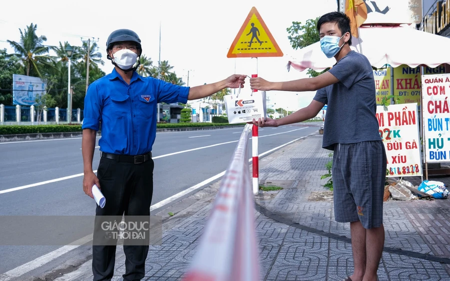 Anh Nguyễn Hoàng Kiệt, Bí thư Đoàn phường An Thới trao thiết bị cho học sinh khó khăn trên địa bàn quận Bình Thủy.