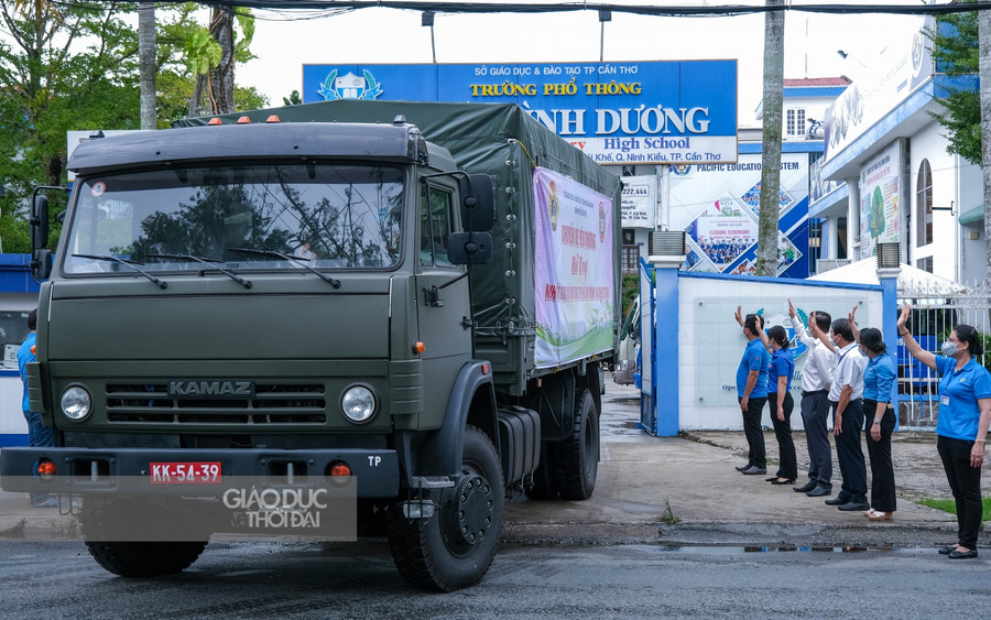 Chuyến xe yêu thương của Ngành Giáo dục thành phố khởi hành mang 18 tấn hàng hóa, rau củ đến với ngành giáo dục thành phố Hồ Chí Minh và Bình Dương. Ngoài ra, Ngành Giáo dục TP Cần Thơ gửi tặng Đội viên, Nhi đồng thành phố 05 tấn rau củ để góp phần chia sẻ cùng thiếu nhi có hoàn cảnh khó khăn trên địa bàn.