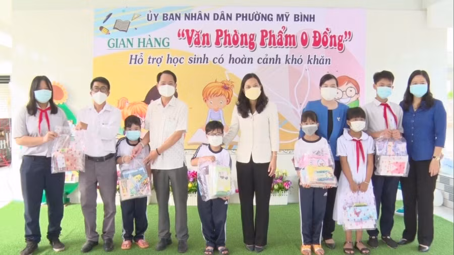 Lãnh đạo thành phố Long Xuyên trao quà cho học sinh có hoàn cảnh khó khăn trong buổi khai mạc “Gian hàng Văn phòng phẩm 0 đồng.