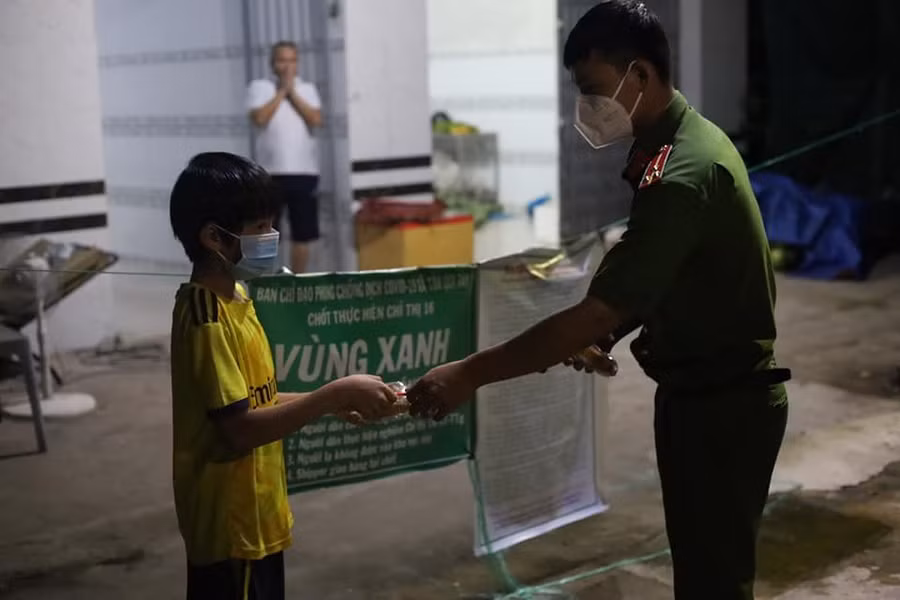 Trẻ em tại các khu vực “vùng xanh” được tặng quà trung thu (Ảnh Huy Võ).