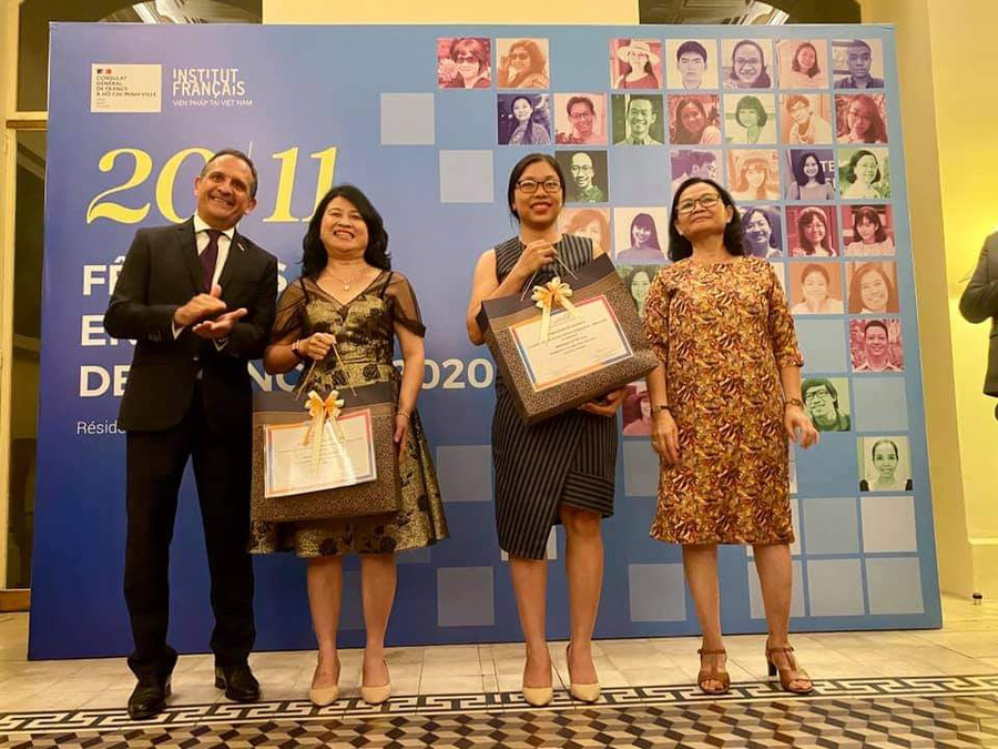 Cô Thanh (thứ hai từ trái sang) và các đồng nghiệp nhận giải thưởng tại cuộc thi thiết kế giáo án trực tuyến khu vực Châu Á Thái Bình Dương.