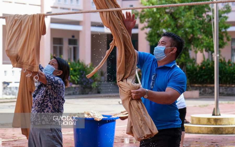 Thầy cô Trường THPT Bình Thuỷ (quận Bình Thuỷ) tổ chức vệ sinh trường lớp sau khi tiếp nhận lại trường học.