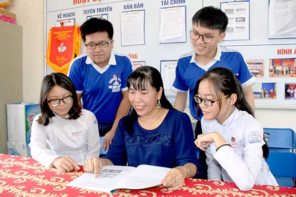 Cô Kim Oanh (ngồi giữa) trong giờ học bồi dưỡng học sinh giỏi.